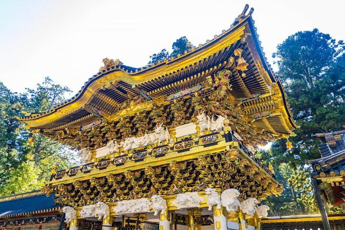 um grande edifício com um telhado dourado no topo