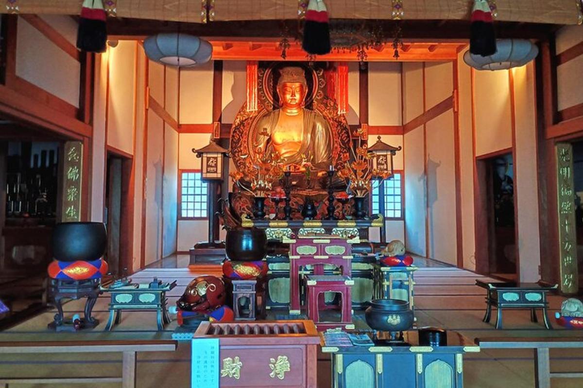 ein Tempel mit einer großen Statue in einem Raum