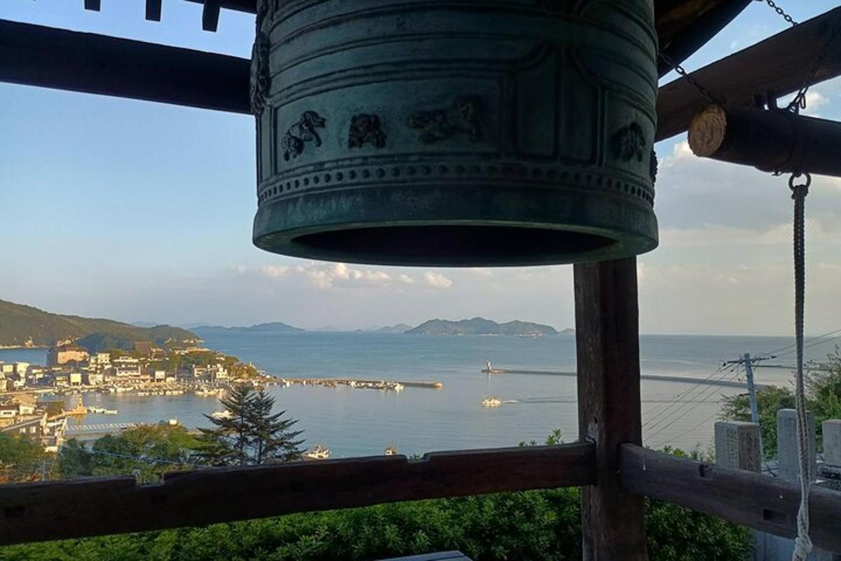eine große Glocke, die über dem Wasser hängt