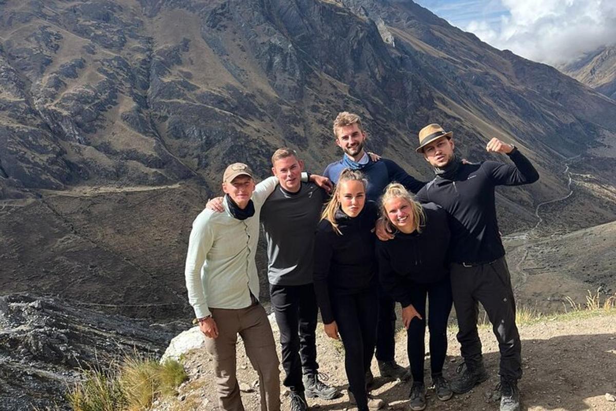 un grup de persones posant per a una foto a la muntanya