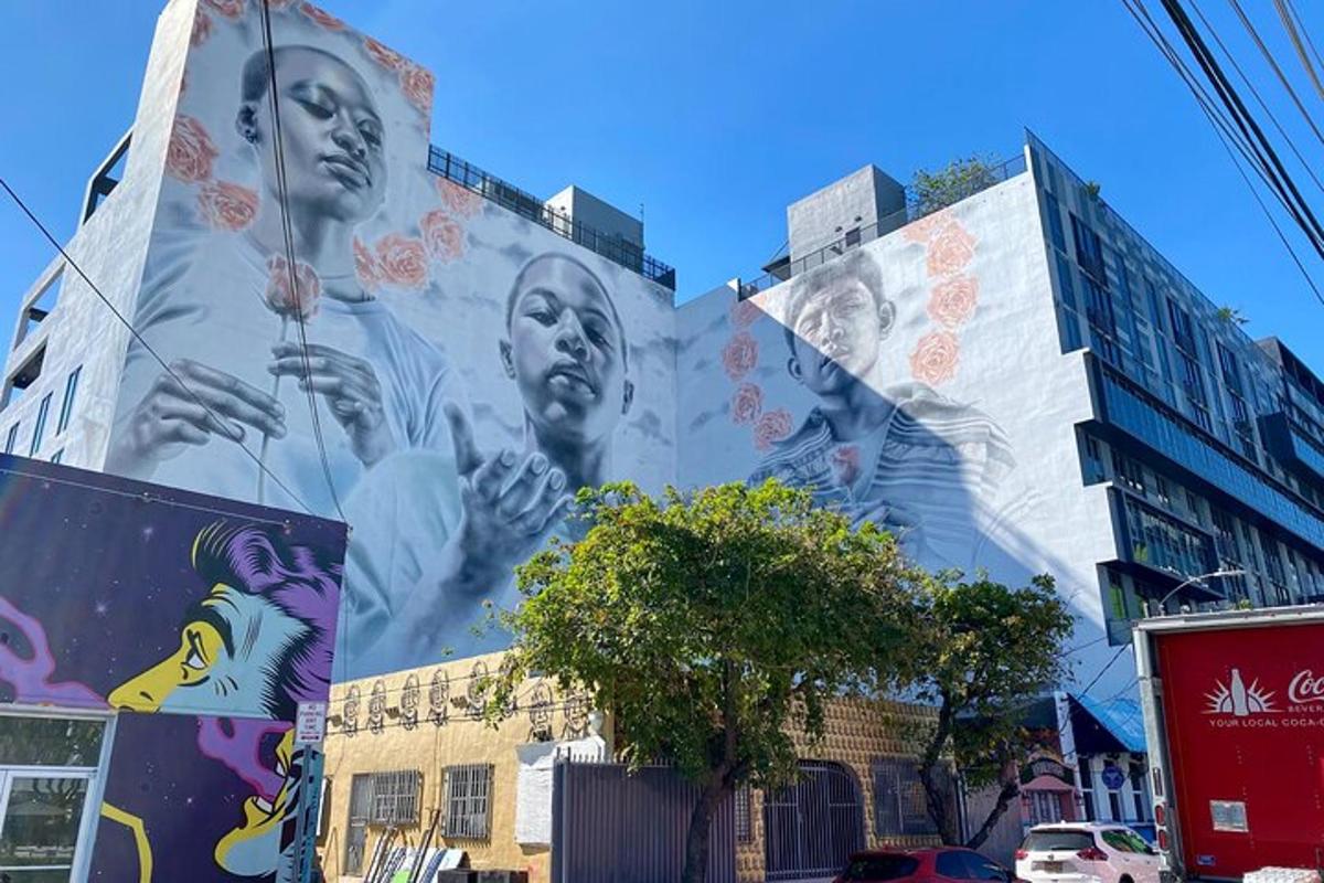 o pictură murală mare cu femei pe lateralul unei clădiri