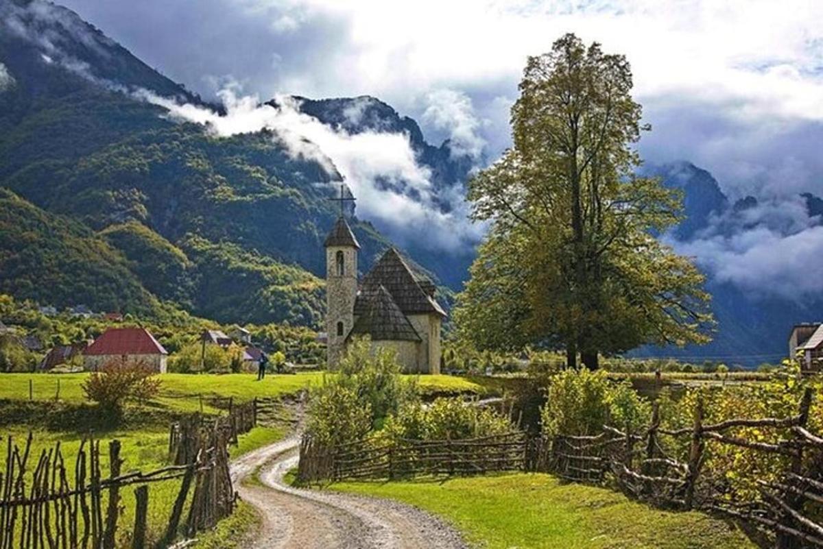 eine Kirche auf einem Feld mit einem Feldweg