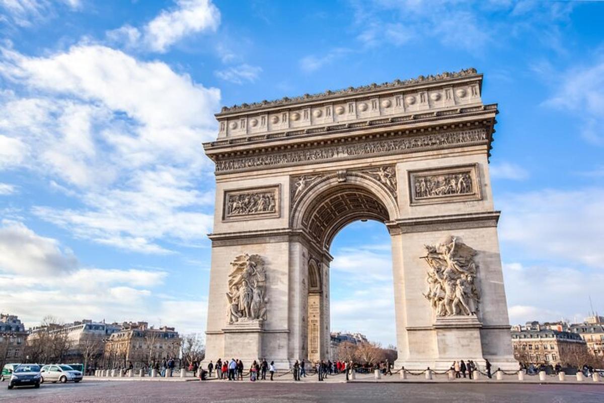 un monument mare în fața Turnului Eiffel