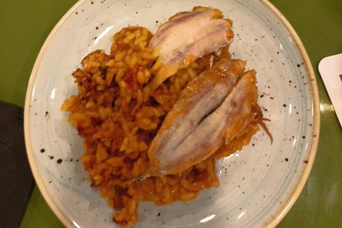 lėkštė maisto su žuvimi ir ryžiais