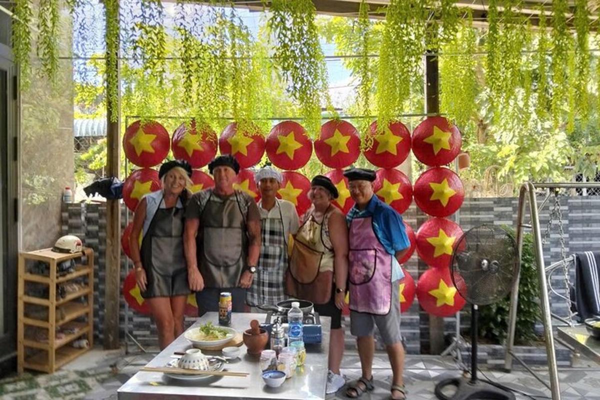 Un grupo de personas de pie junto a una mesa