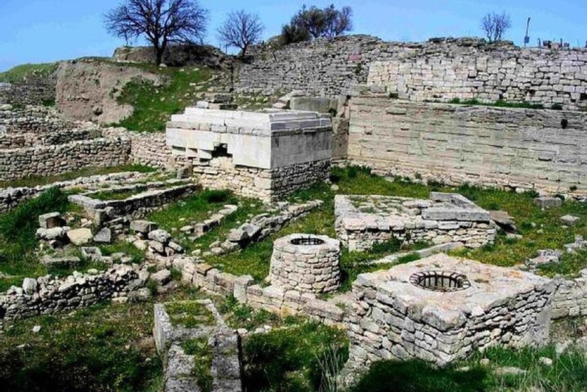 αρχαία ερείπια ενός κτιρίου στην κορυφή ενός λόφου