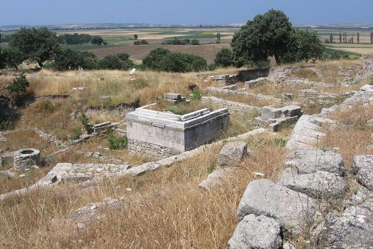 ένα κτίριο στην κορυφή ενός λόφου με βράχους
