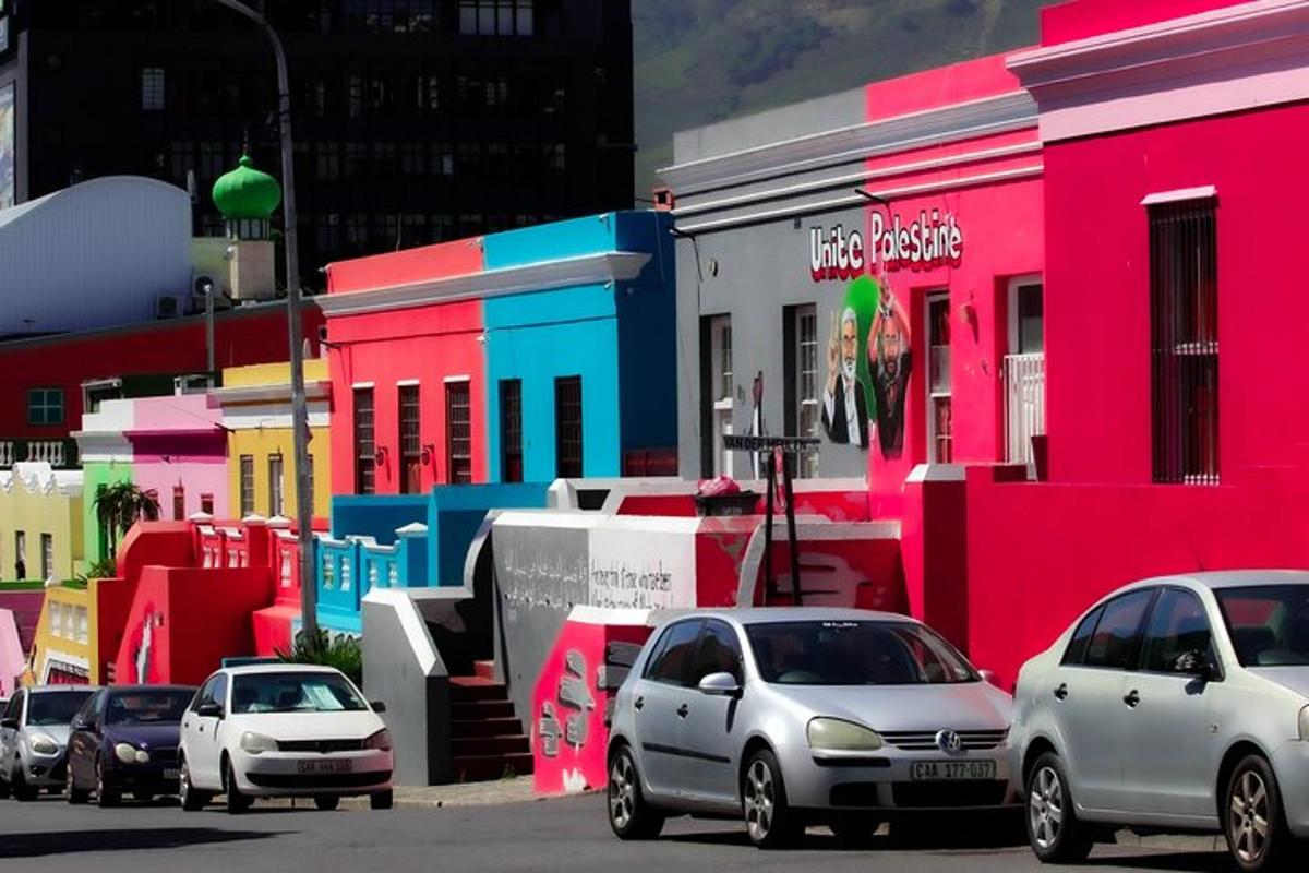 un grup de mașini parcate în fața unor clădiri colorate
