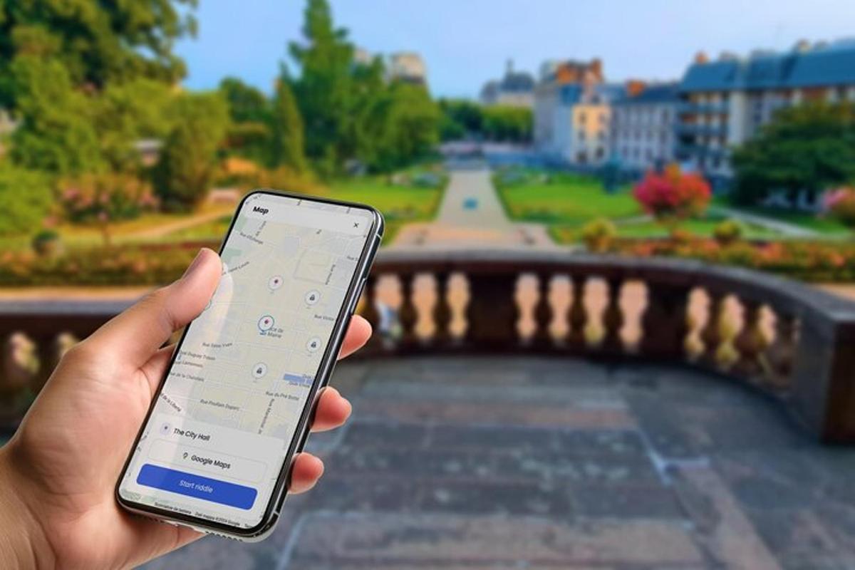 una persona che tiene in mano un cellulare davanti a un ponte