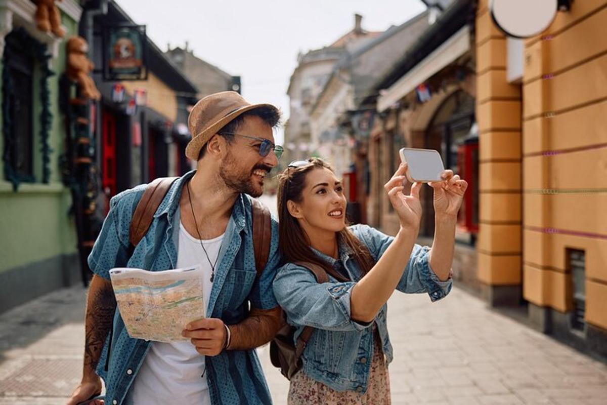 um homem e uma mulher tirando uma foto com um celular