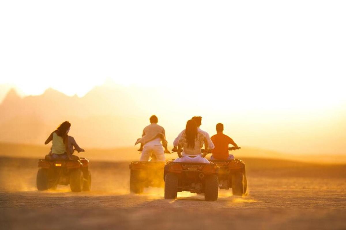 un grup de persones que van en quads al desert