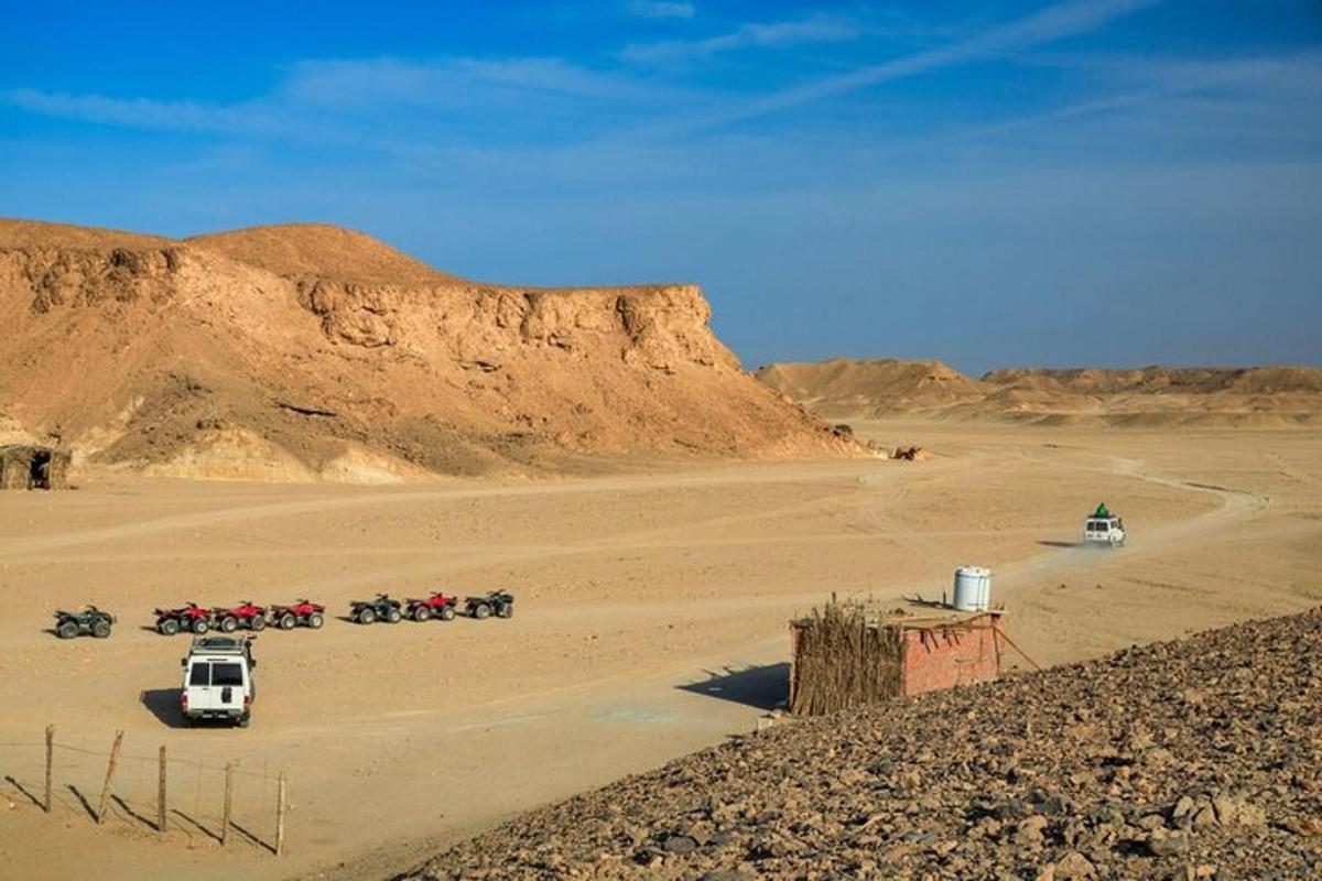 un grup de persones muntant a cavall al desert
