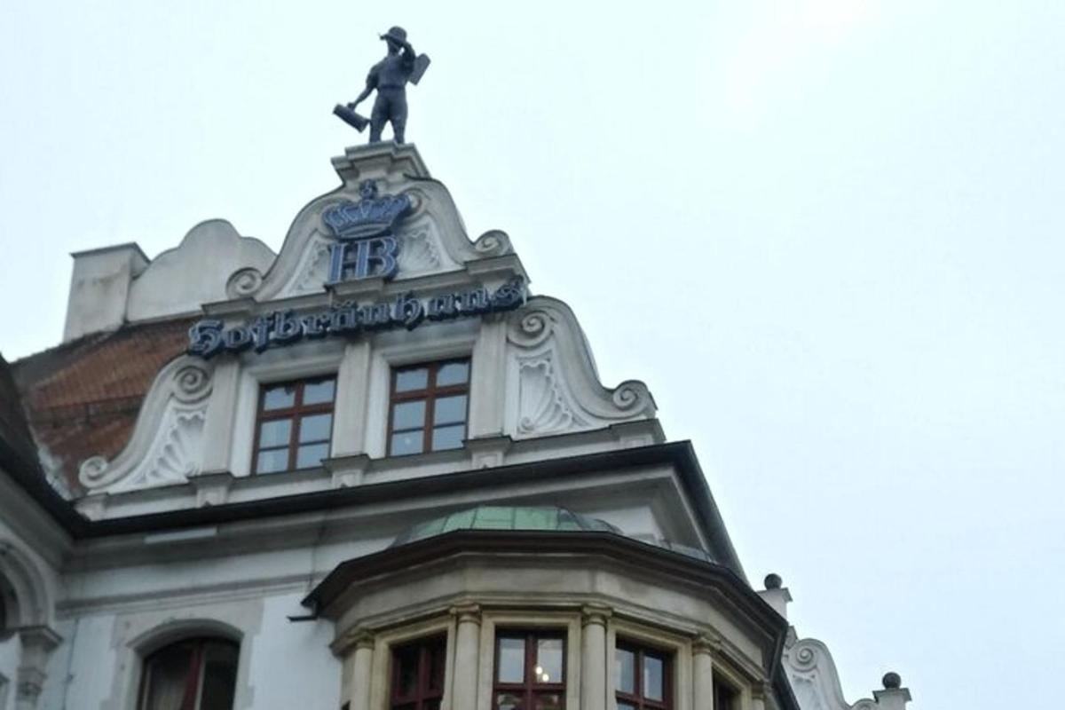 posąg mężczyzny na szczycie budynku