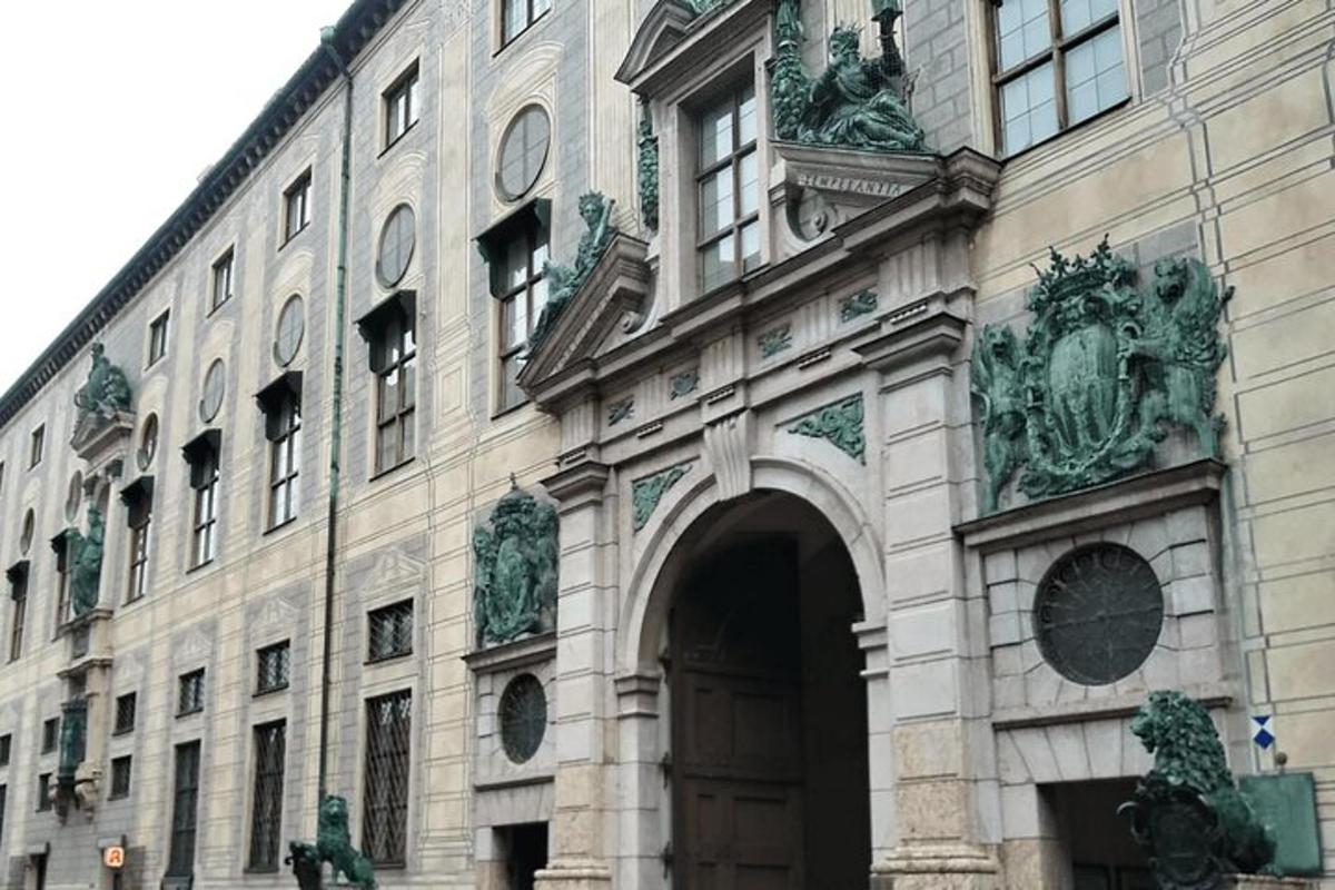 duży budynek z łukiem przed nim