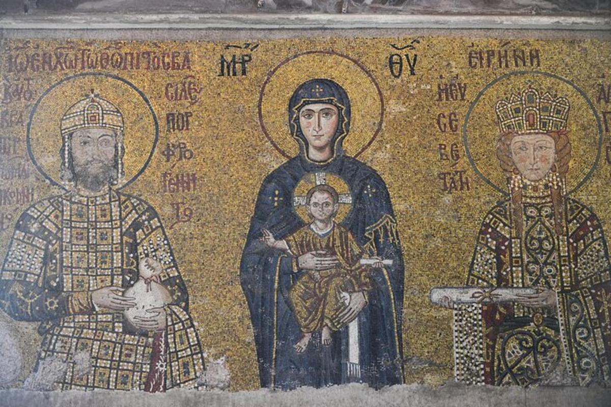 une mosaïque de trois personnes avec un enfant sur un mur