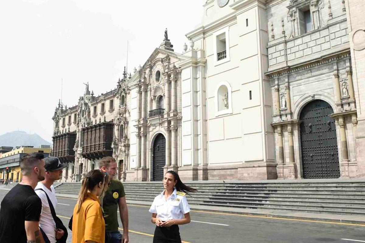 Un grupo de personas de pie frente a un edificio.