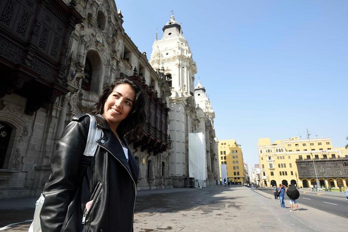 una mujer parada frente a un edificio