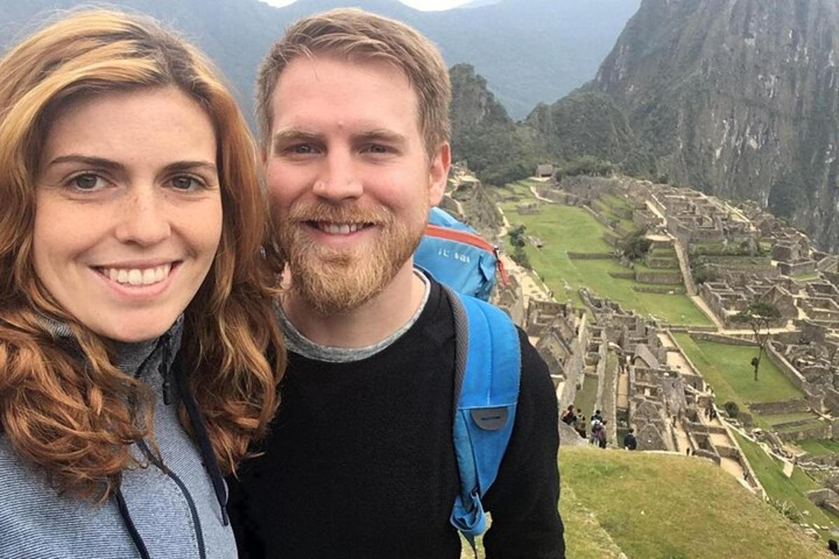 Un hombre y una mujer de pie en la cima de una montaña