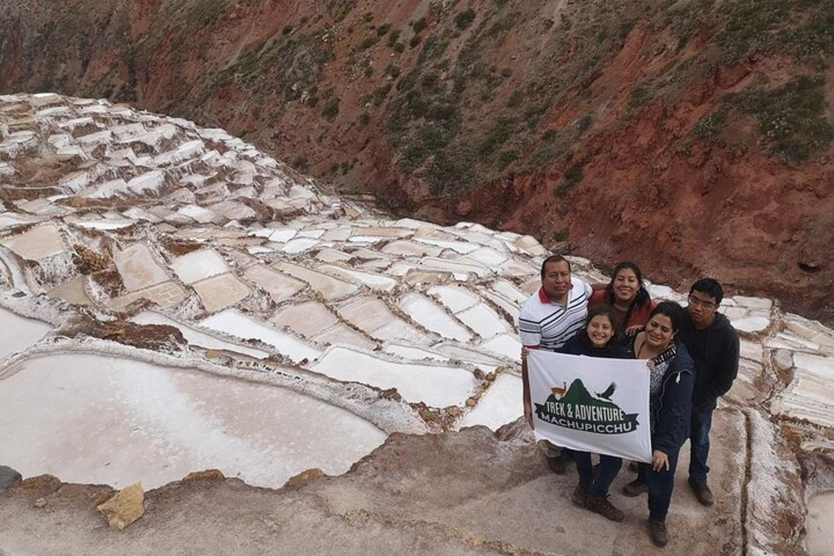 Un grupo de personas sosteniendo un cartel en una montaña