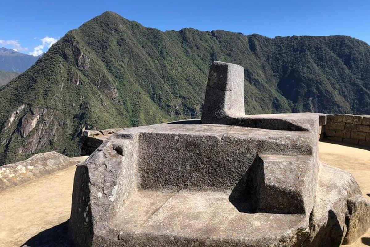 un monumento di pietra sulla cima di una montagna