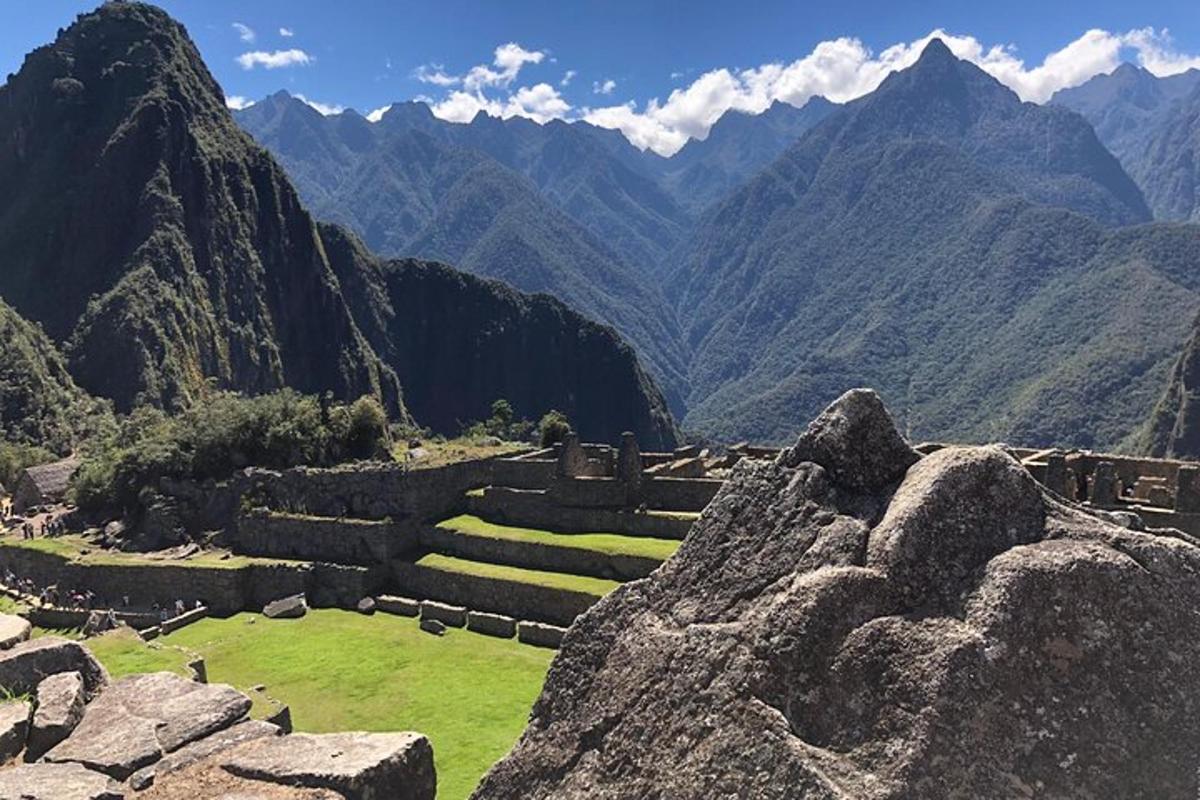 un antico anfiteatro con le montagne sullo sfondo