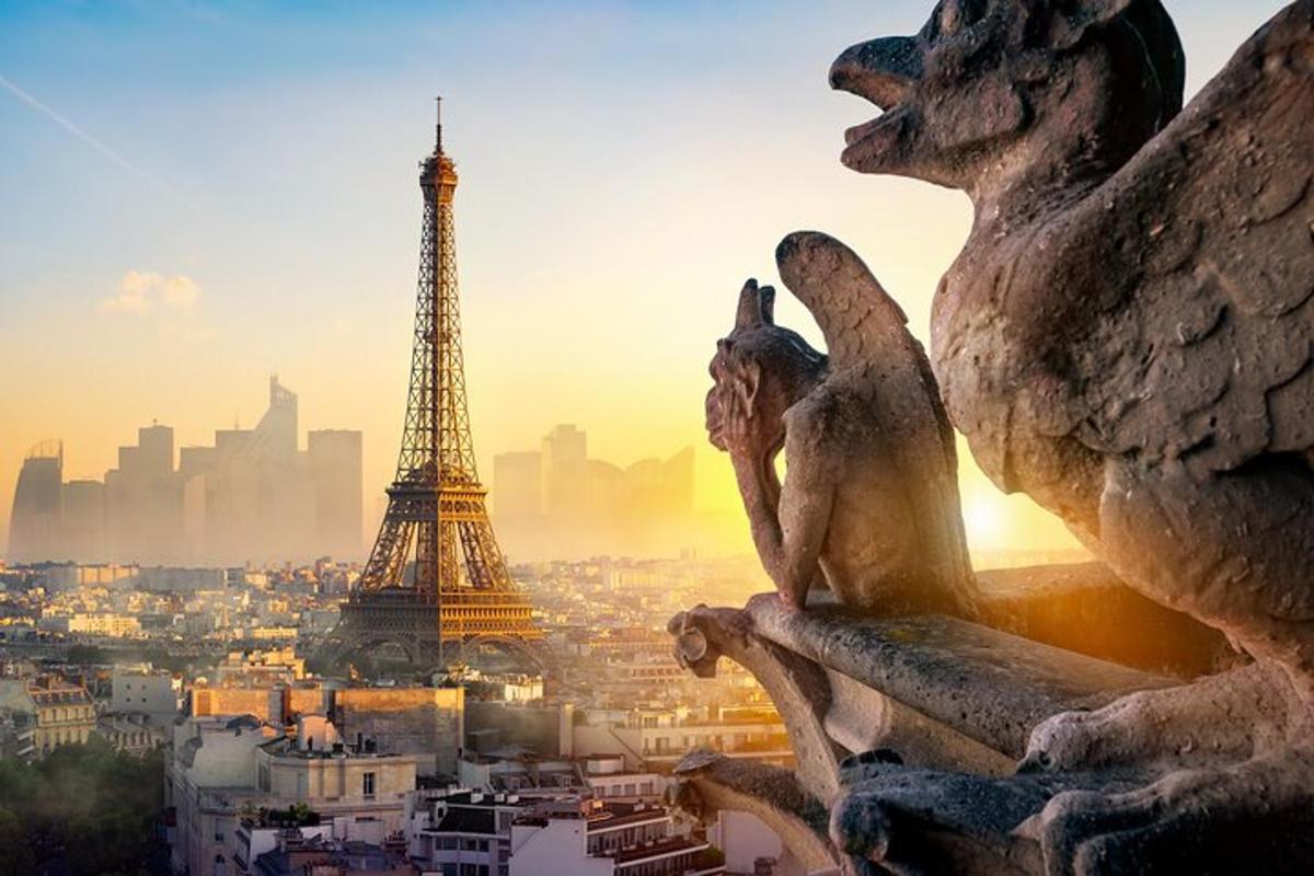 dua tupai di tepian di depan menara eiffel