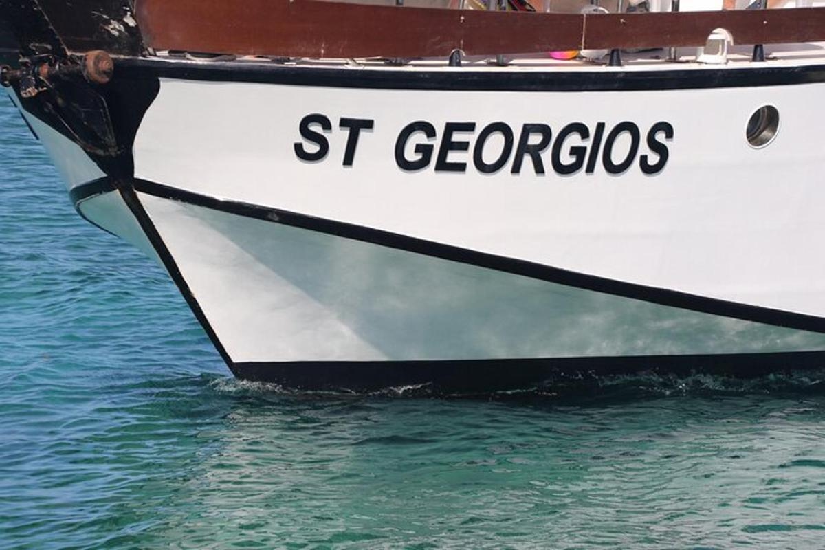 en hvit båt med St. Georgios skrevet på baugen