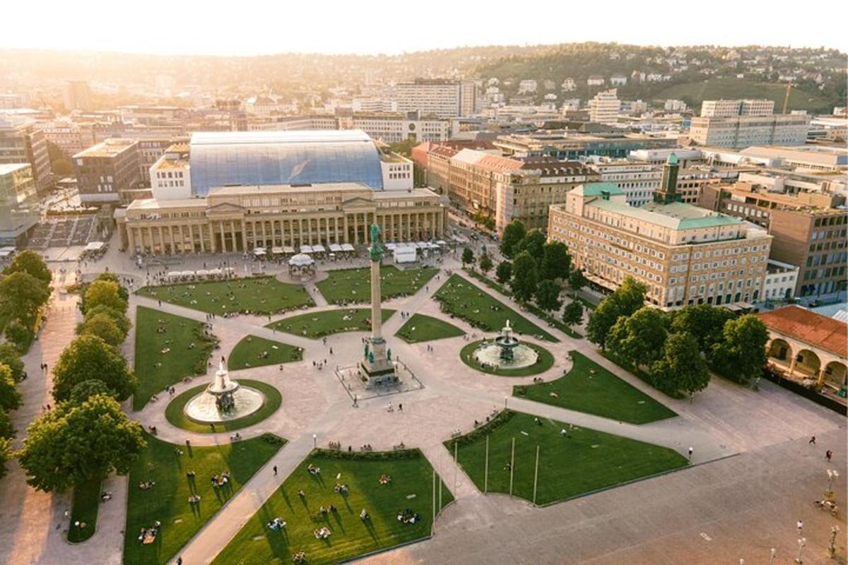una vista aèria d'una ciutat amb un gran parc