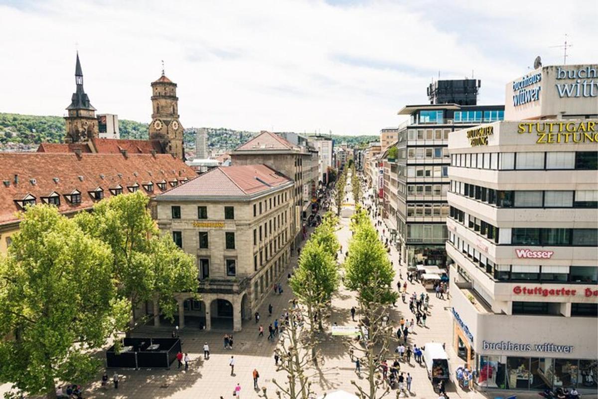 una vista d'un carrer d'una ciutat amb edificis