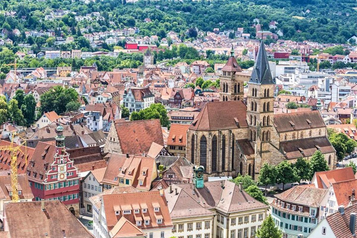 Una vista aérea de una ciudad con edificios y una iglesia.