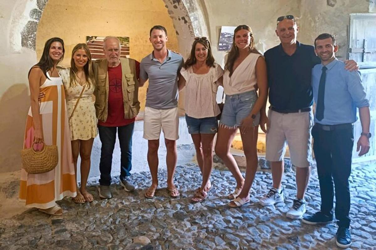 skupina lidí pózujících pro fotografii