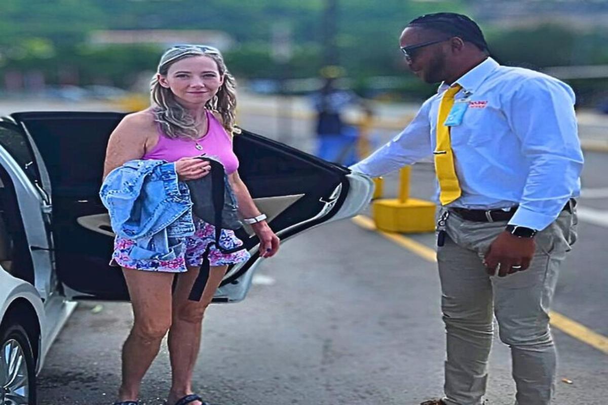um homem colocando uma mulher em um carro
