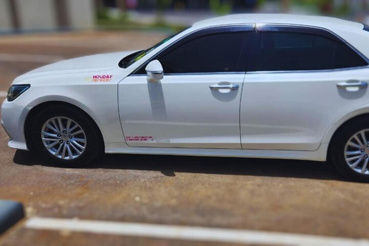 um carro branco estacionado em um estacionamento