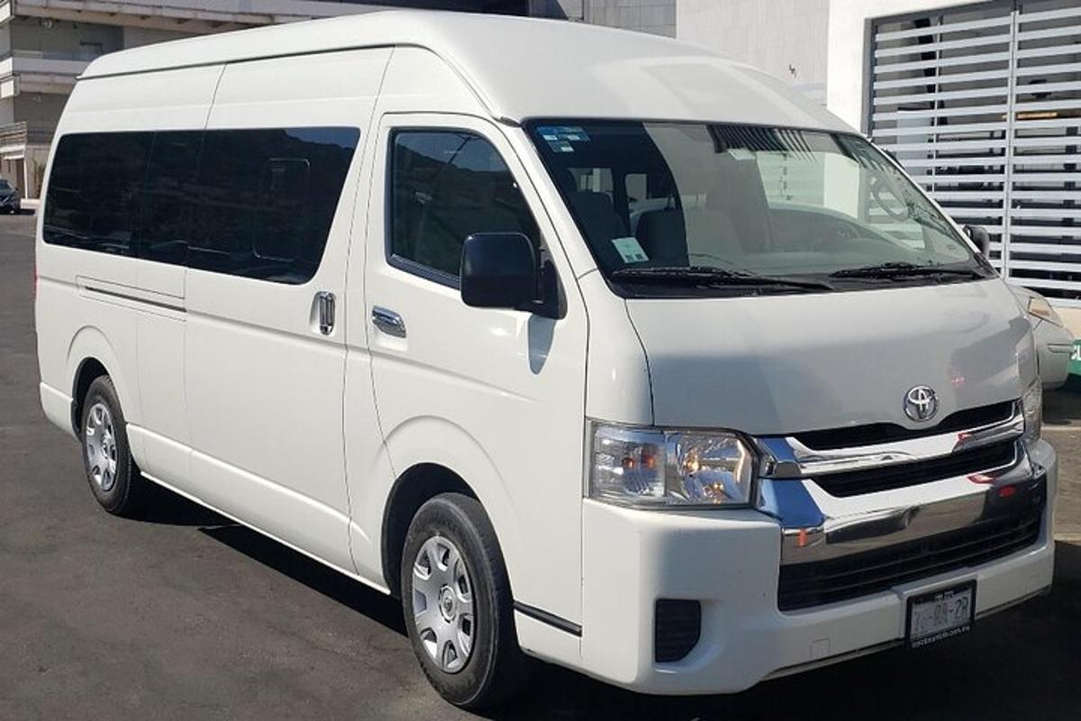 sebuah van putih diletakkan di tempat letak kereta