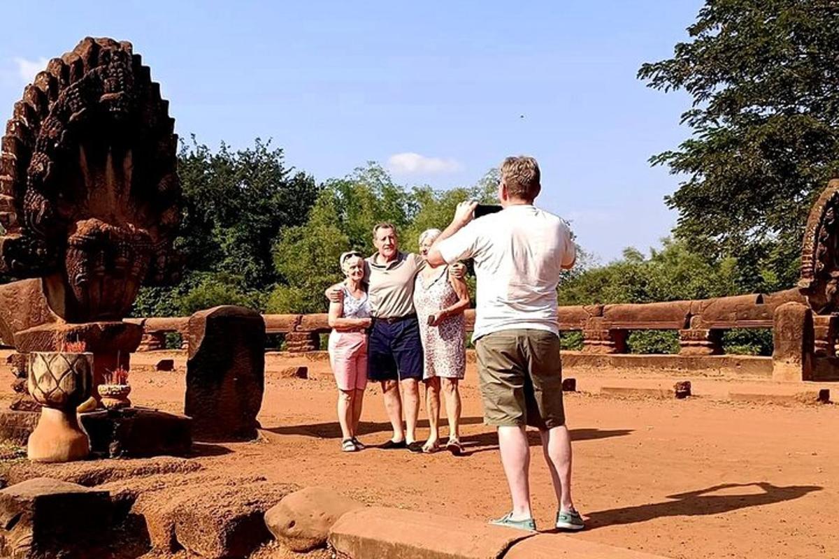 muž fotografující skupinu lidí