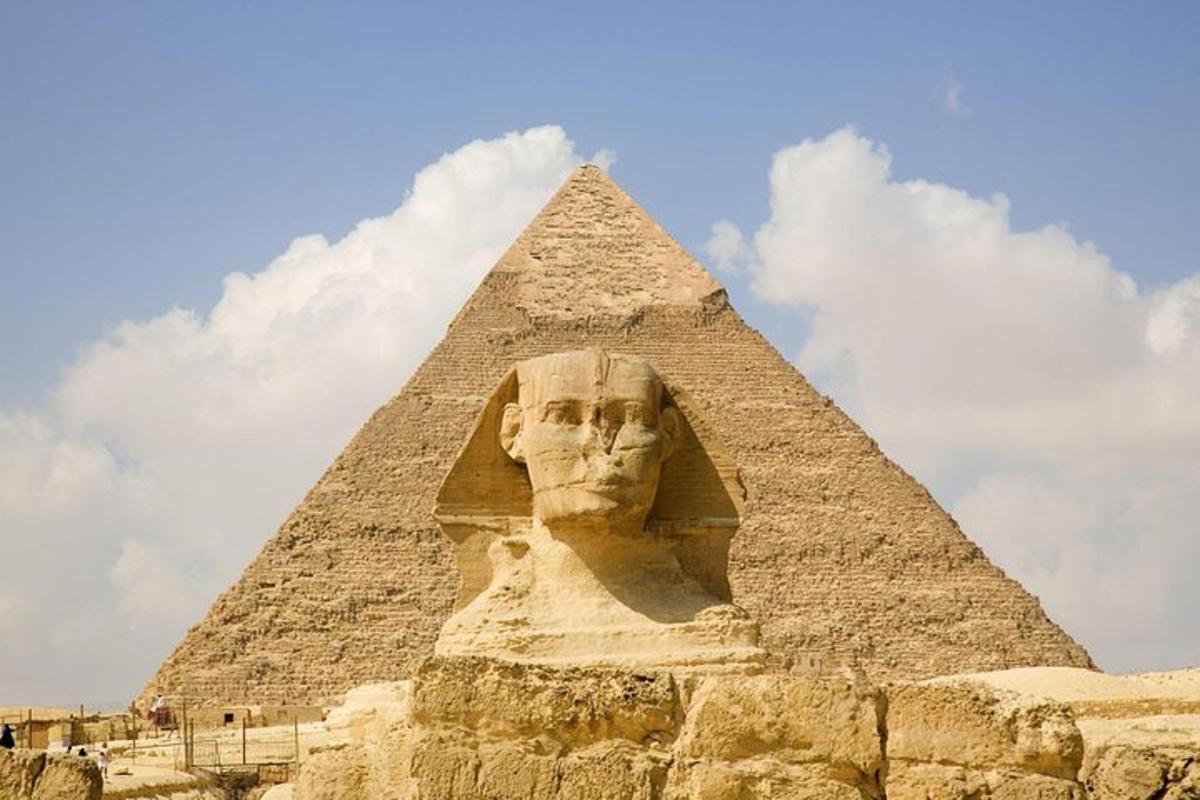 una statua di fronte alla piramide