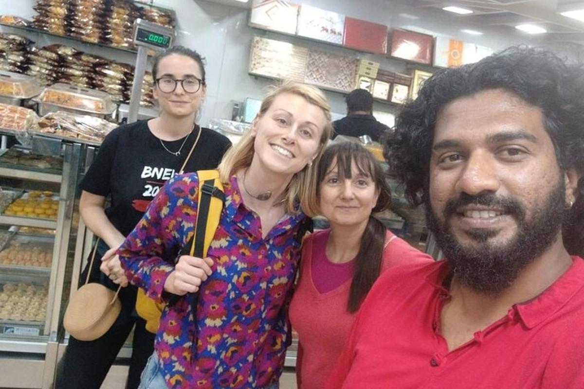 eine Gruppe von Menschen, die in einem Geschäft für ein Foto posieren