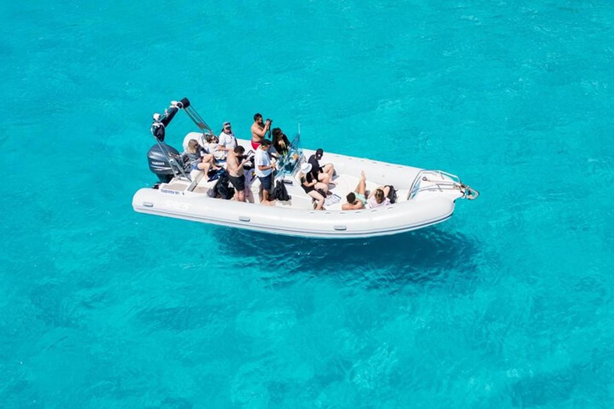 eine Gruppe von Menschen auf einem Boot im Wasser