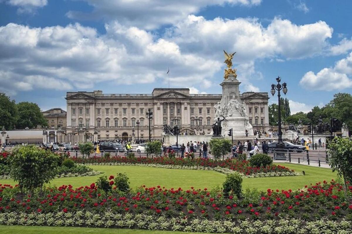un grande edificio con una statua in mezzo a un parco