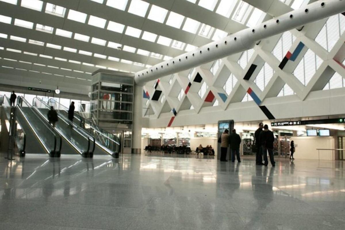 un grande edificio con persone che camminano in un terminal
