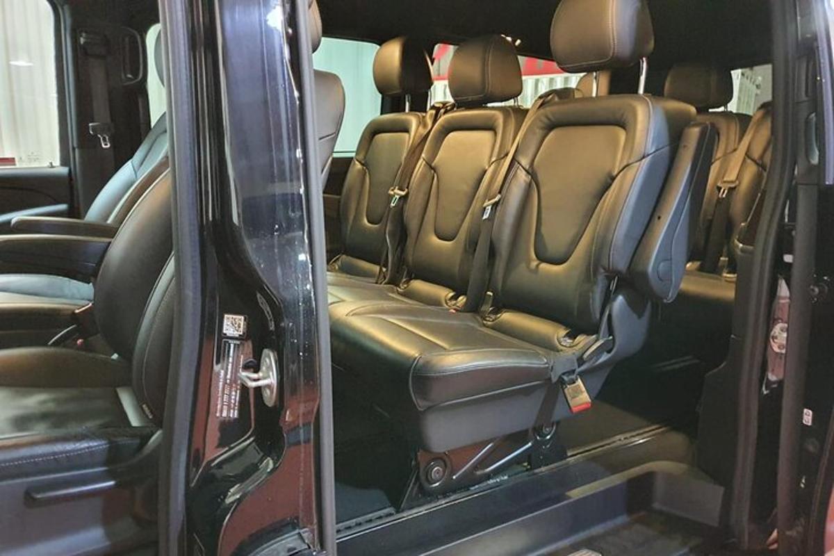 una vista interna dei sedili posteriori di un autobus