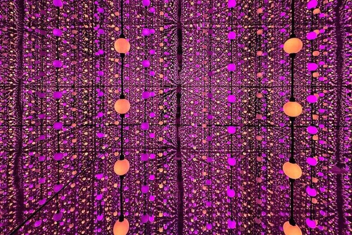 Un techo morado con luces rosas.