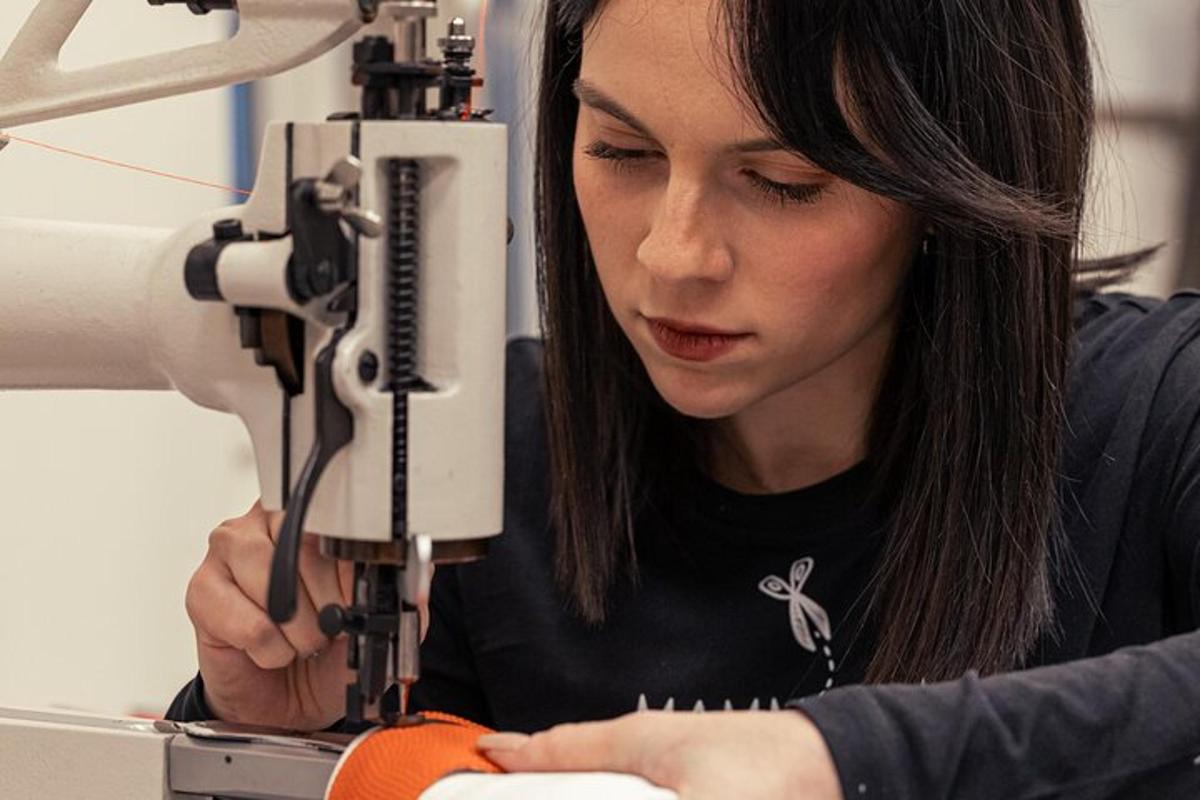žena pracuje na šicím stroji