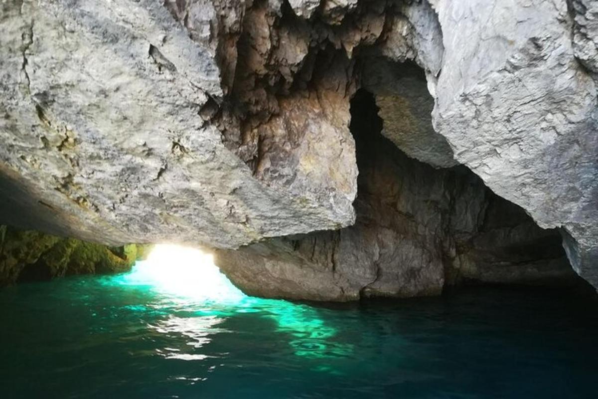 μια λίμνη νερού σε μια σπηλιά