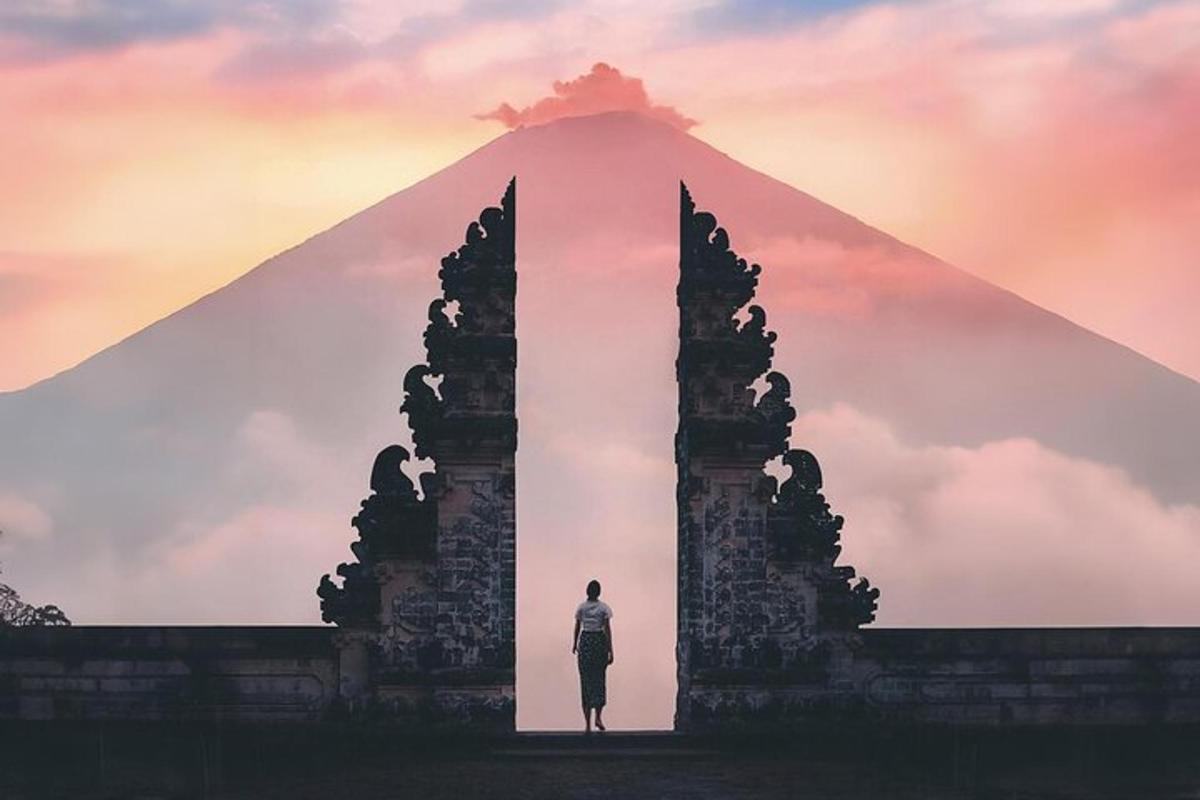 una persona in piedi di fronte a una piramide