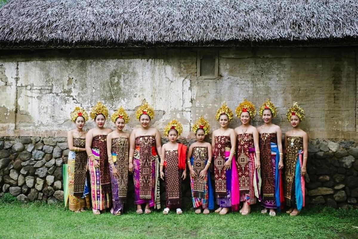 un gruppo di donne vestite in costume in piedi davanti a un edificio