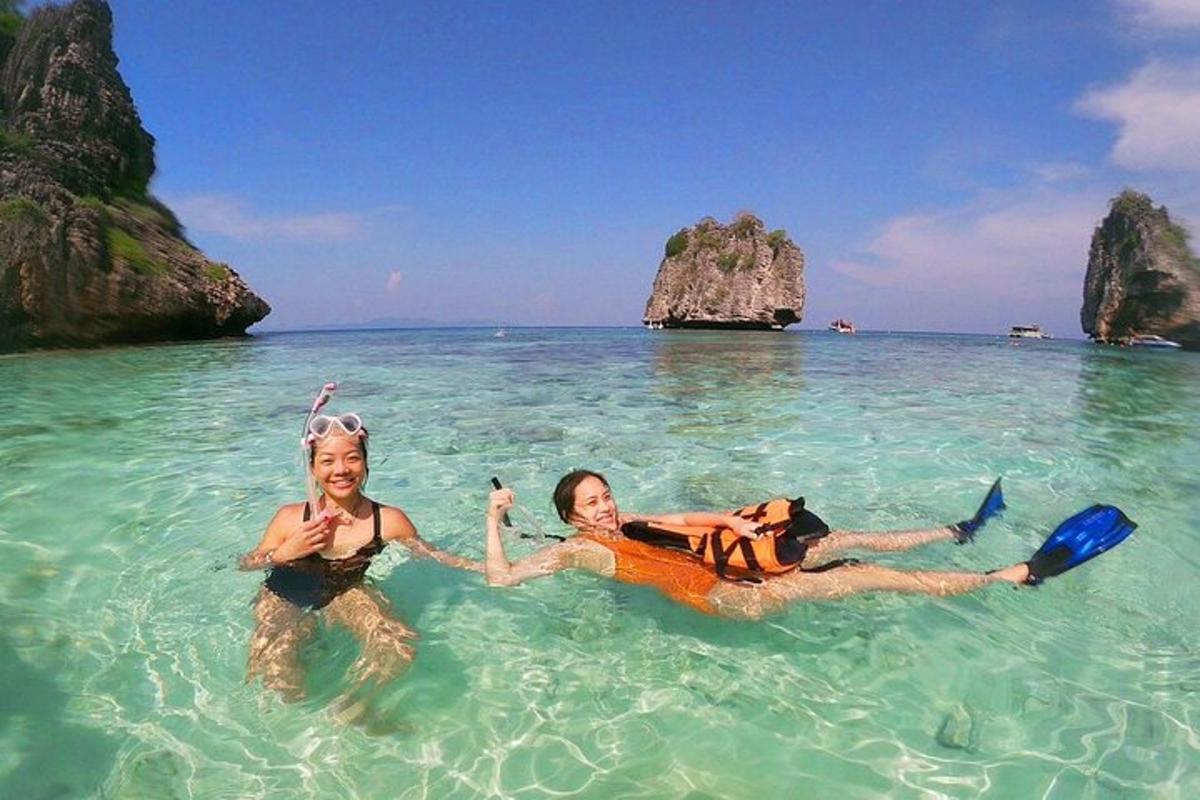 due persone sdraiate nell'acqua dell'oceano