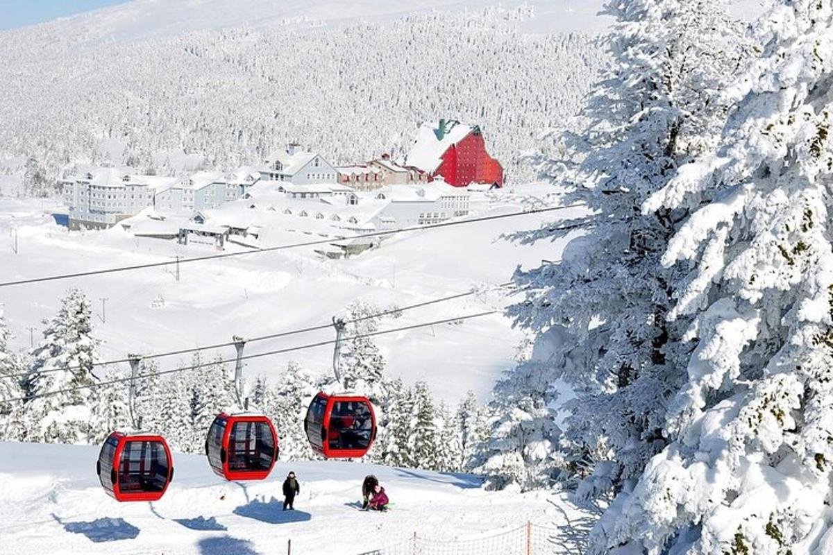 sekumpulan orang menaiki lif ski di dalam salji