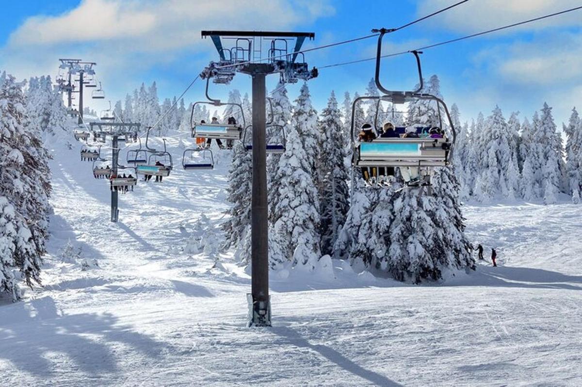 sekumpulan orang menaiki lif ski di dalam salji