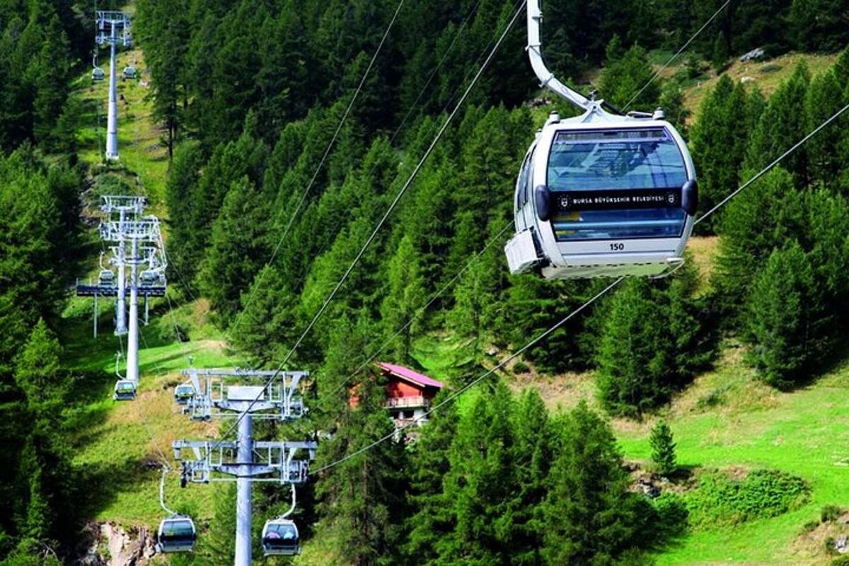 gondola terbang di udara di atas gunung